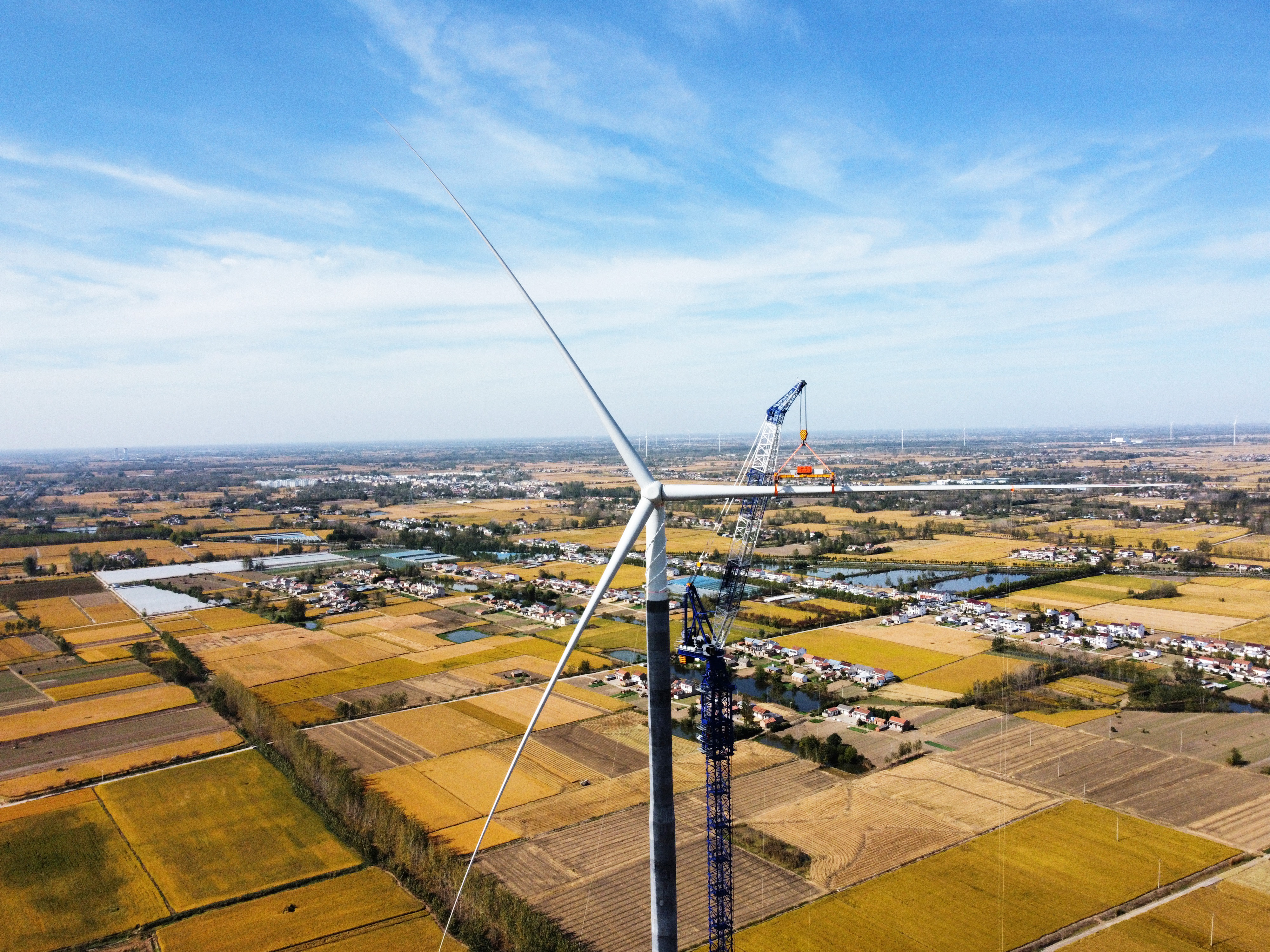 180米！全球首臺(tái)超高性能混凝土材料混塔機(jī)組完成吊裝