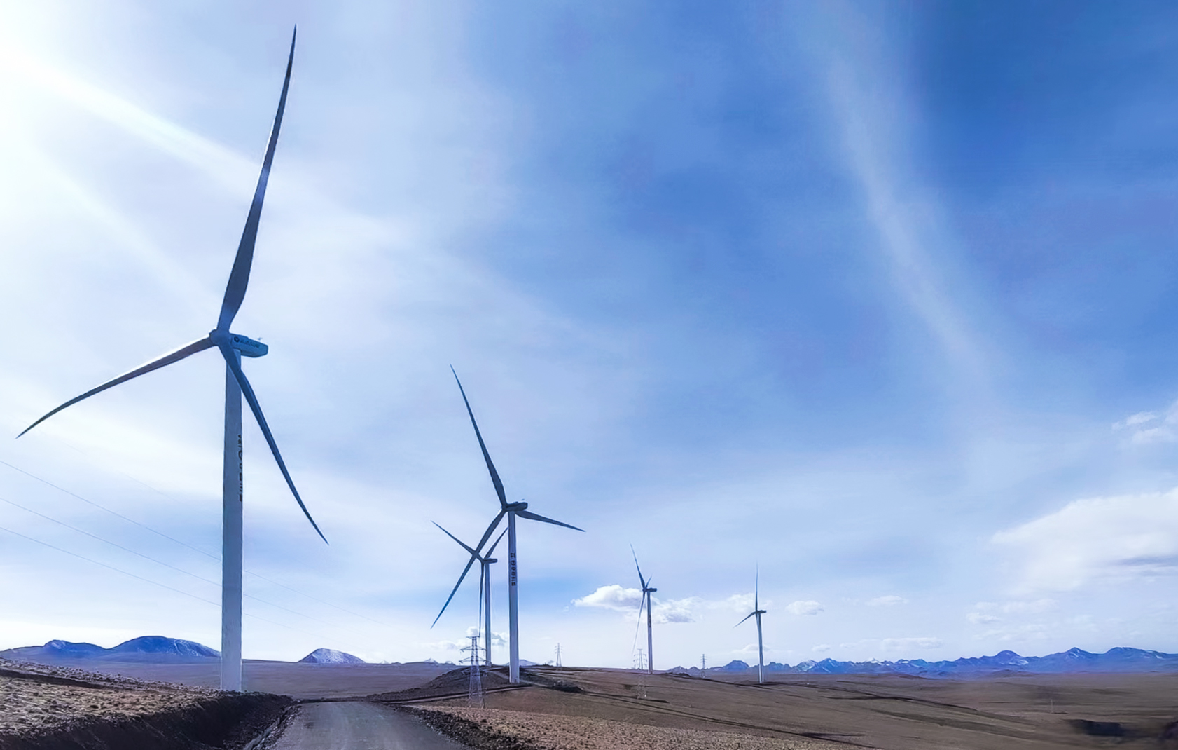 10天完成8臺(tái)機(jī)組調(diào)試！威尼斯9499登錄入口機(jī)組再創(chuàng)超高海拔風(fēng)電建設(shè)奇跡